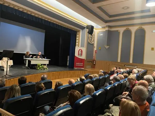 El periodista y corresponsal Agustín Remesal en las conferencias organizadas por la Hermandad del Yacente