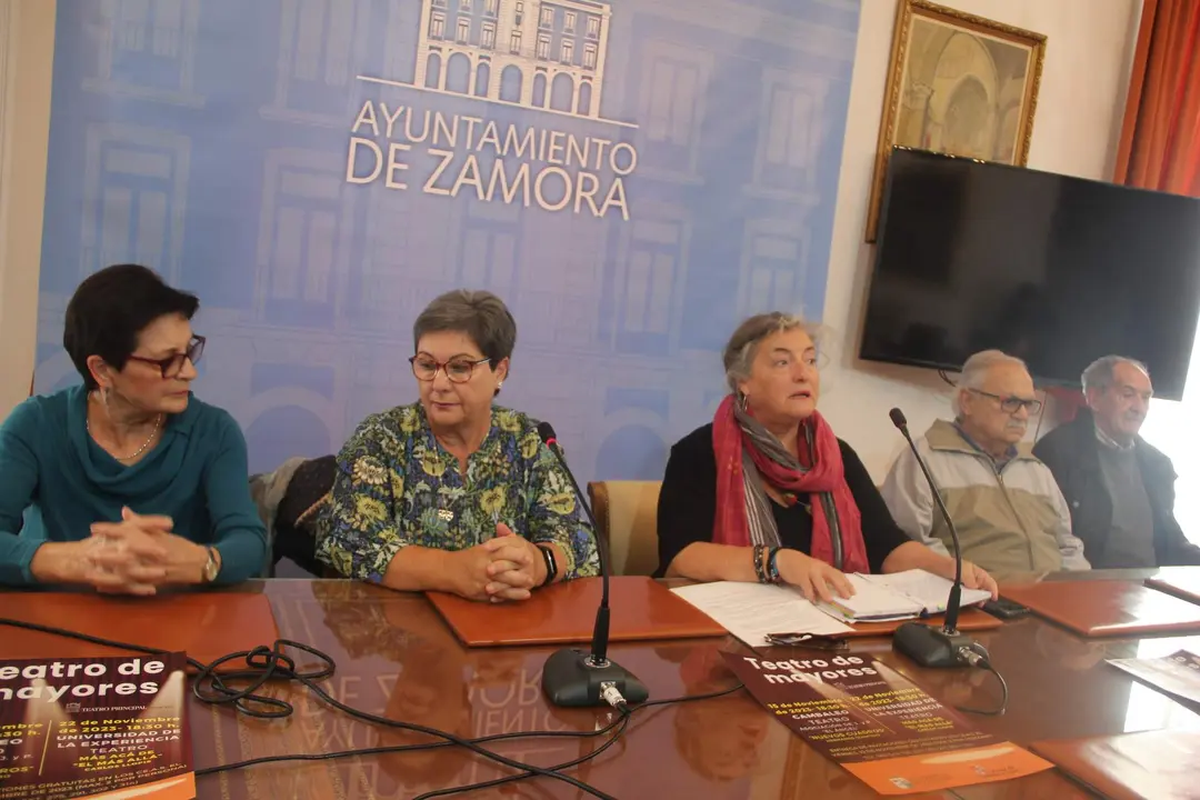 La concejala de Servicios Sociales, Mayores, Igualdad, Cooperación y Salud Pública, Auxi Fernández, Antonio Sastre y Belisario Taranquilla de la asociación Jubilados El Ángel y Arancha Arribas y Paqui Martín de la Universidad de la Experiencia