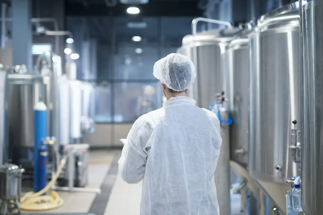 tecnologo-traje-proteccion-blanco-caminando-traves-linea-produccion-fabrica-alimentos-comprobando-calidad (1)