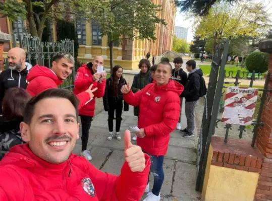 Los jugadores invitan a los jóvenes de Zamora a disfrutar de un domingo cargado de actividades