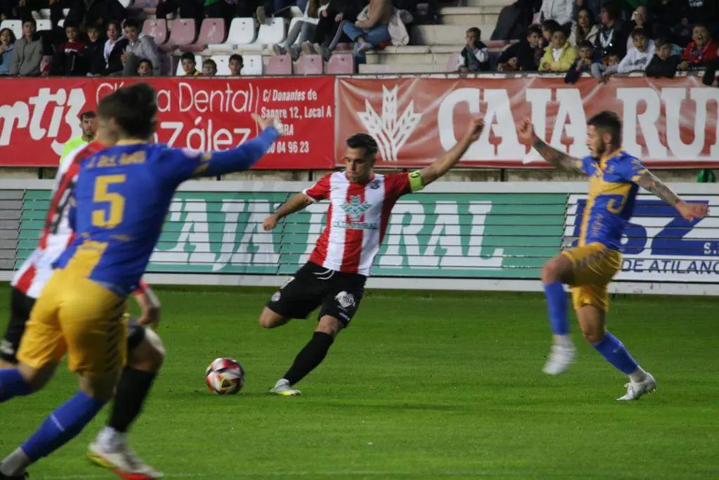 Dani Hernández buscando el gol en el Zamora Avilés