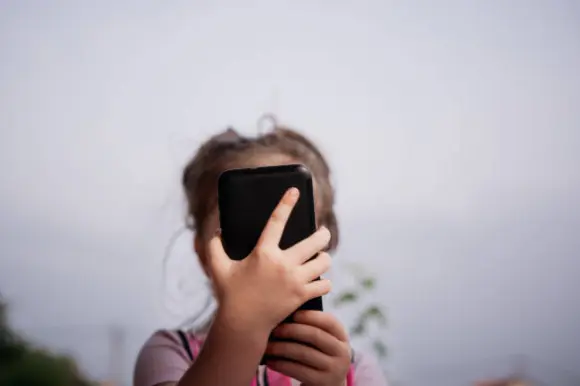 Fotografía de archivo niña con un móvil