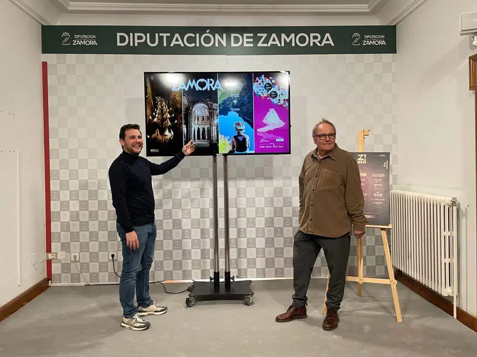 El vicepresidente primero de la Diputación de Zamora y diputado de Educación, Cultura y Turismo, Víctor López de la Parte, y el concejal de Turismo del Ayuntamiento de Zamora, Christoph Strieder, durante la presentación de las actividades de INTUR