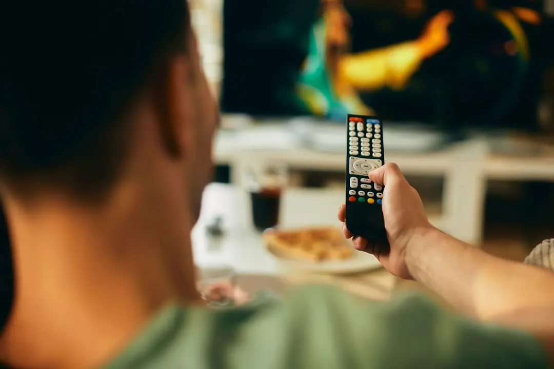 primer-plano-hombre-viendo-television-casa (1)