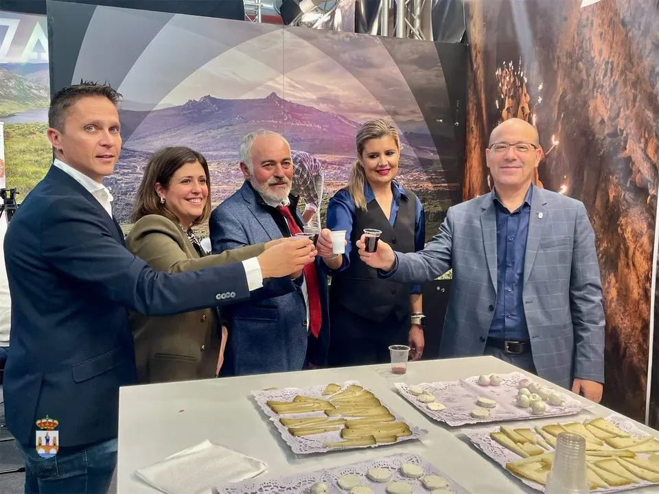 Beatriz Asensio, alcaldesa de Benavente ha sido la encargada junto al Teniente de Alcalde, Eugenio Blanco, el concejal de Turismo, Alberto Lorenzo, el II Teniente de Alcalde, Jose Manuel Salvador y la concejala de Deportes, Elena Justo,  en INTUR