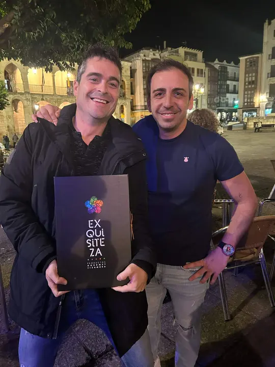 Álex Clavero con un lote de productos zamoranos junto a Alberto, de DourOliva