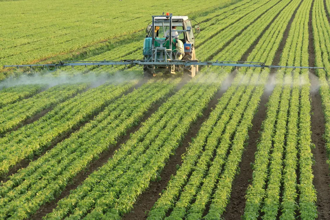 tractor echando fertilizando