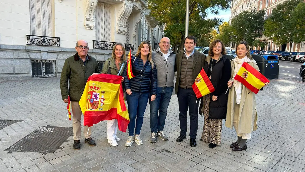 El presidente del Partido Popular de Castilla y León, Alfonso Fernández Mañueco, junto al alcalde de Valladolid, Jesús Julio Carnero, en la manifestación de Madrid de este sábado contra la amnistía. Fotografía: @JesusJCarnero