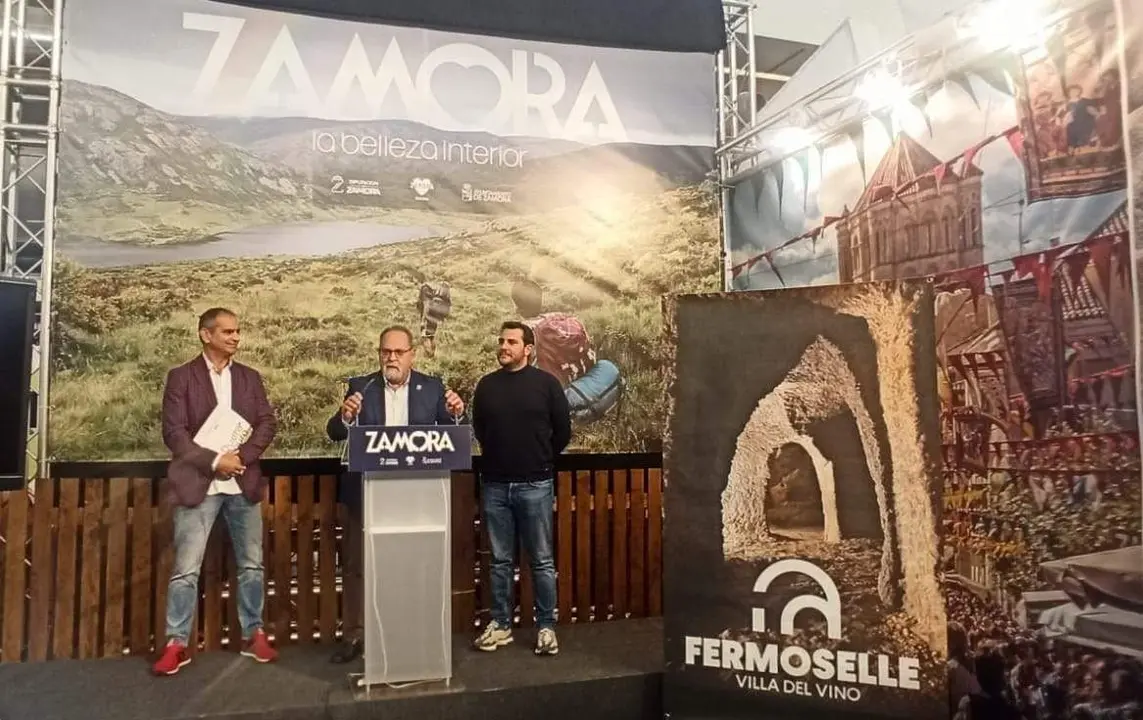 José Manuel Pilo y Víctor López de la parte en la presentación de la candidatura de Fermoselle Villa del Vino Patrimonio de la Humanidad en el stand del Patronato de Turismo en INTUR