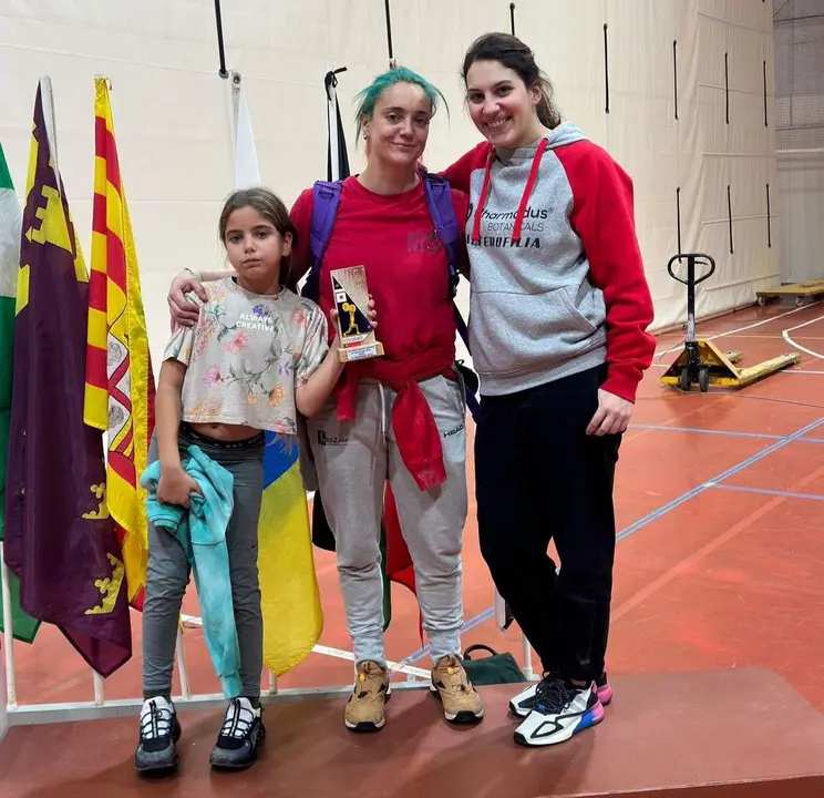 Beatriz Oñate con su entrenadora Noemí Álvarez