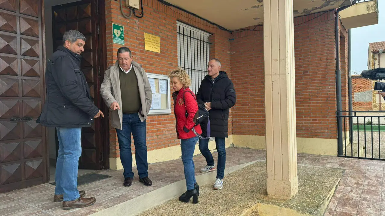 alcalde de la localidad, Juan Ignacio Gómez-Sandoval, y el diputado de Obras Provinciales, Manuel Martín Pérez, y los diputados de zona, Atilana Martínez Mayado y Emilio Fernández Martínez. Imagen de archivo