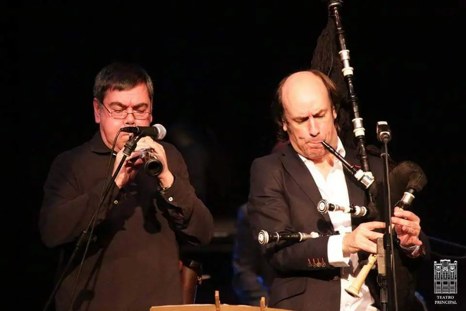 Alberto Jambrina y el gaitero Carlos Núñez en una actuación en el Teatro Principal de Zamora