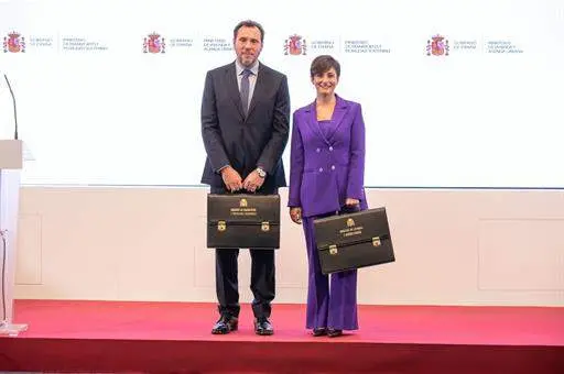El nuevo ministro de Transportes y Movilidad Sostenible, Oscar Puente, junto a la nueva ministra de Vivienda y Agenda Urbana, Isabel Rodríguez