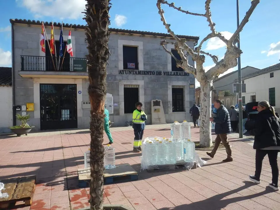 los vecinos de Villaralbo reciben agua embotellada 4