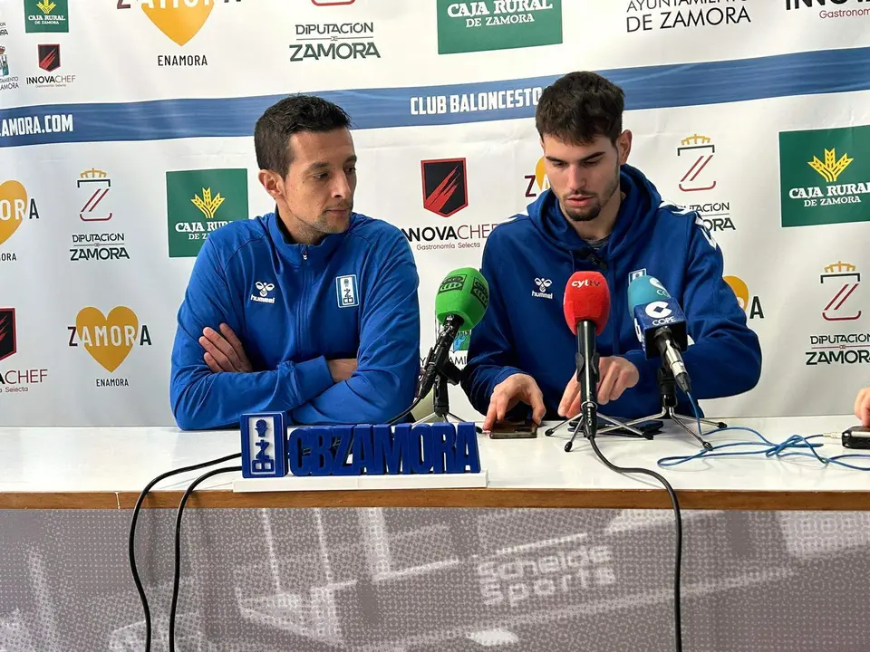 Saulo Hernández y Toni Naspler en la sede del club