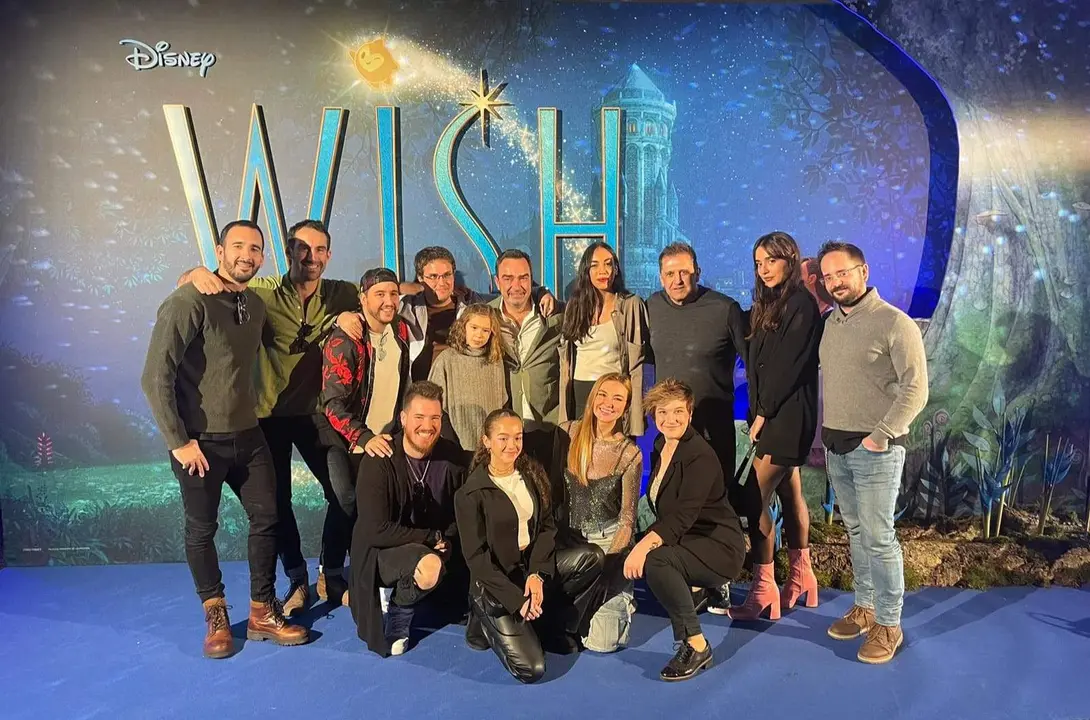 El equipo de doblaje en español de las canciones de Wish durante la premiere. Fotografía: CEDIDA