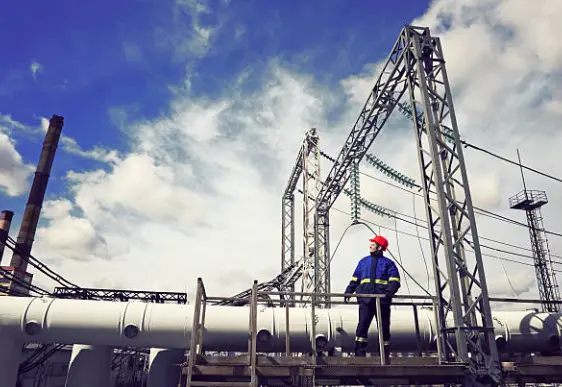 Trabajador en una planta industrial
