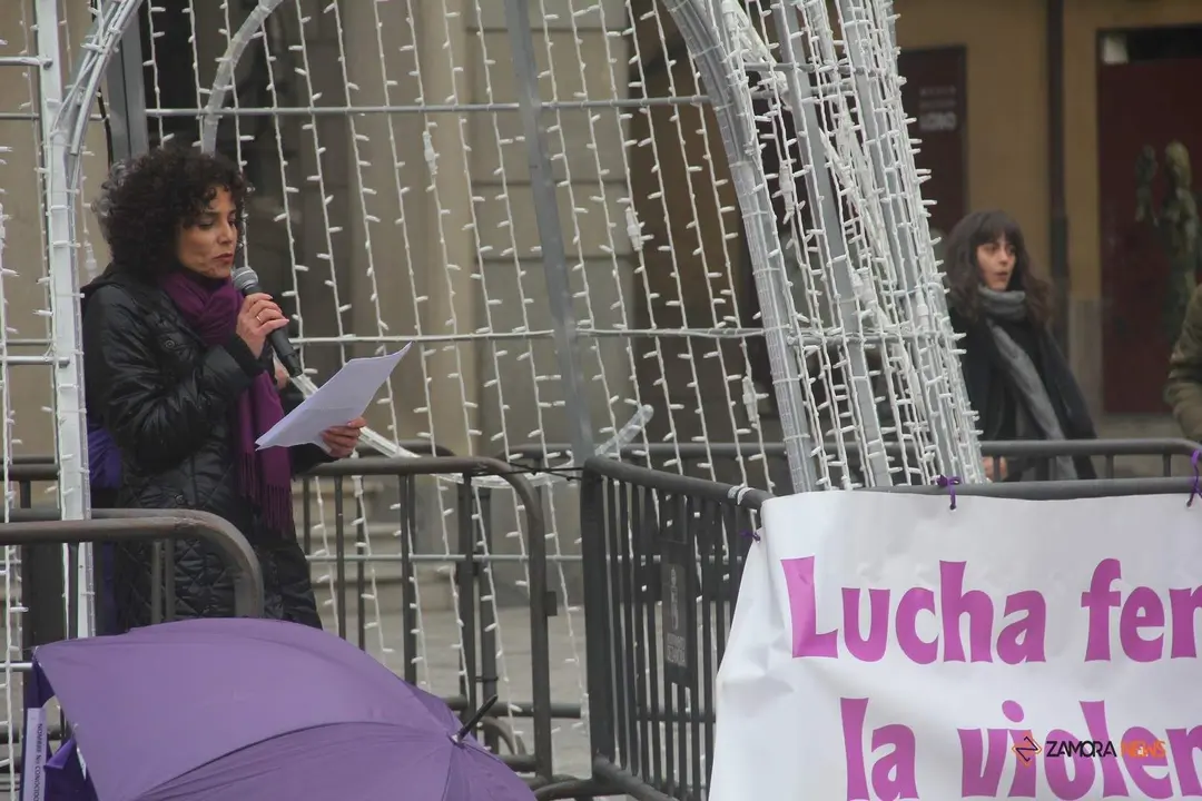 Lola Estévez, portavoz de la Coordinadora Feminista de Zamora en el acto con motivo del 25N