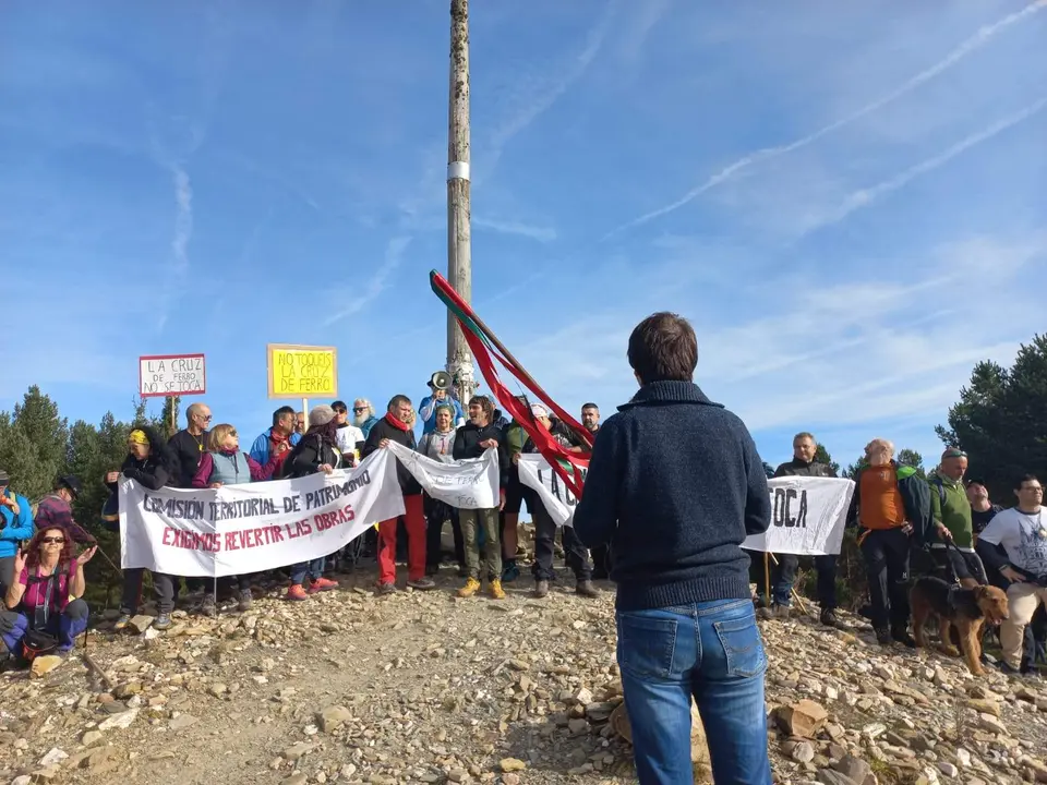 Miembros de la Asociación Zamorana de los Caminos de Santiago en la concentración para defender la Cruz de Ferro