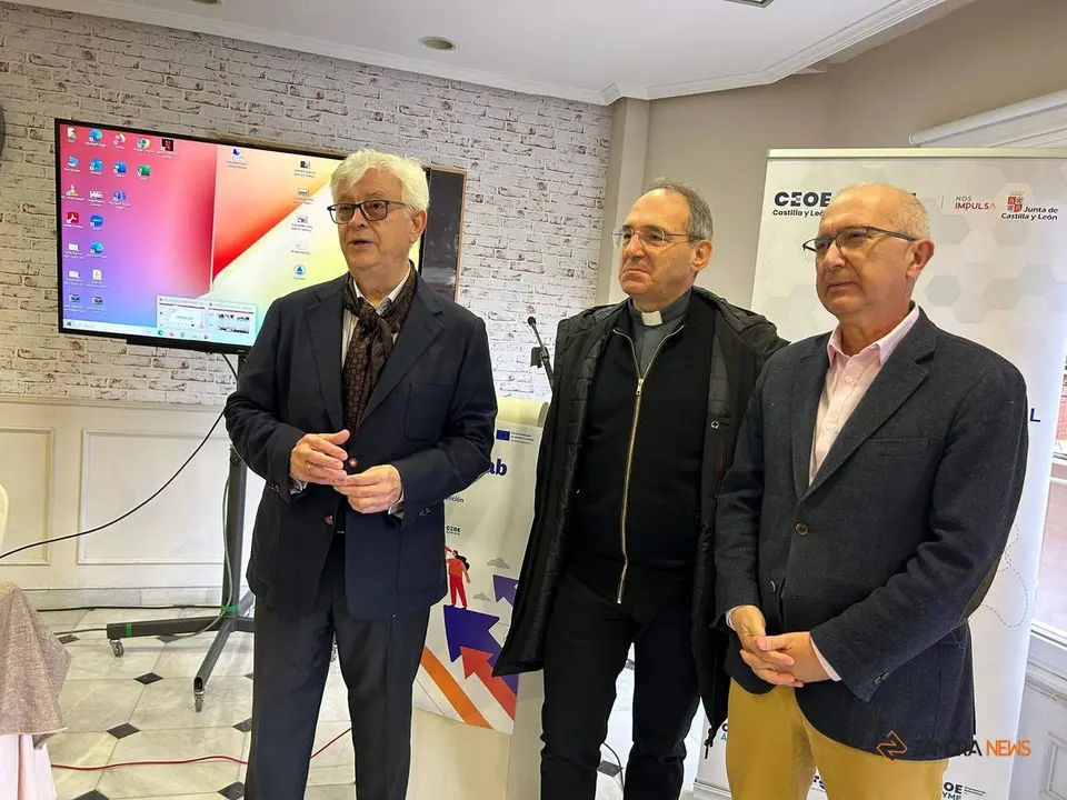 El presidente de la CEOE Zamora, José María Esbeq; el delegado de Cáritas Zamora, Antonio Jesús Martin de Mena y el 
Coordinador Emplea Lab y de la Fundación CEOE, Miguel Ángel García