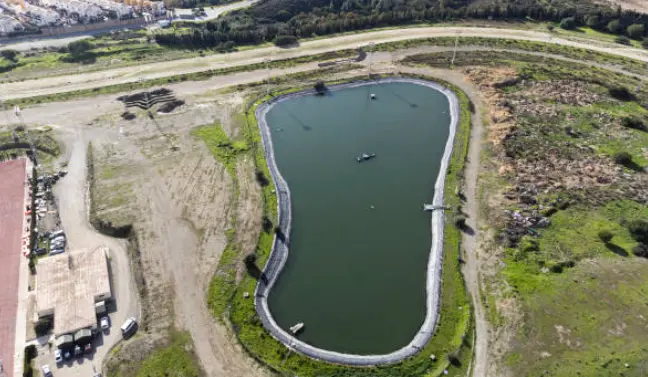 Balsas d agua de emergencia para explotaciones agrícolas. Fotografía de archivo
