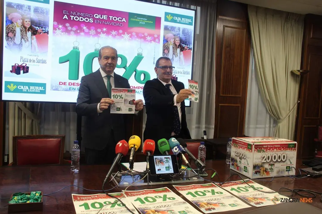 El Director General de Caja Rural de Zamora, Cipriano García y el Director de Imagen, Comunicación y Relaciones Institucionales de Caja Rural de Zamora, Narciso Prieto, durante la presentación de la campaña del comercio navideño
