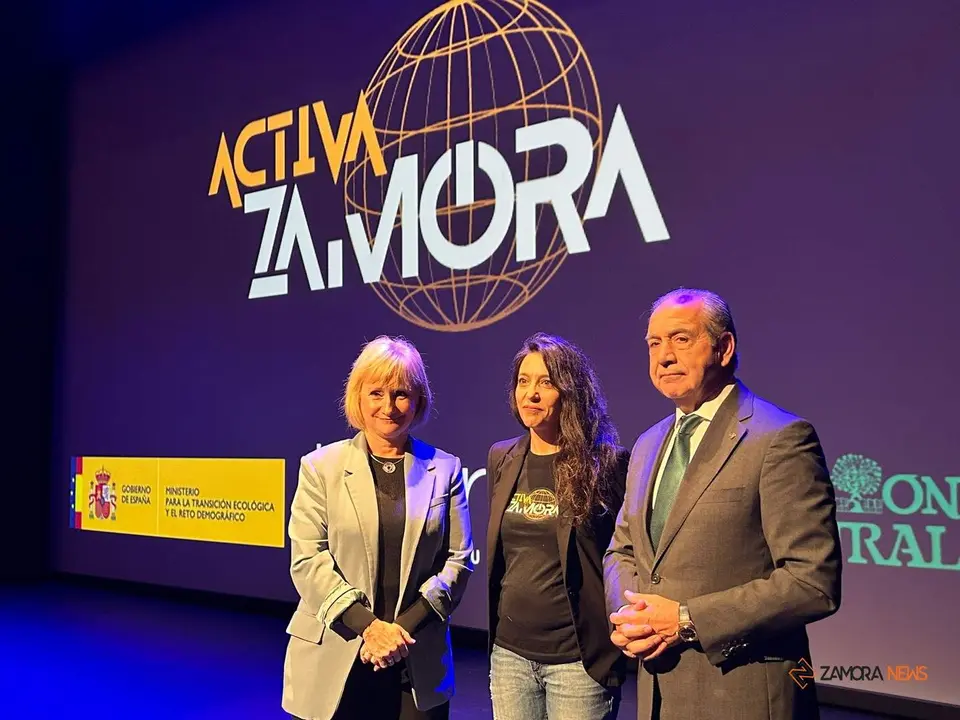 La delegada territorial de la Junta, leticia García, Patricia organizadora del evento y Narciso García, director de Caja Rural de Zamora en el evento Actitud Emprendedora