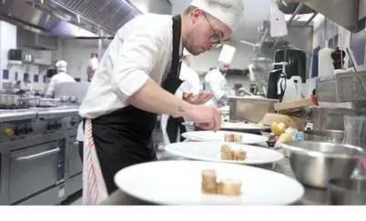 Raúl Campillo, ganador de la pasada edición, preparando su plato en la final del Premio Promesas 2023