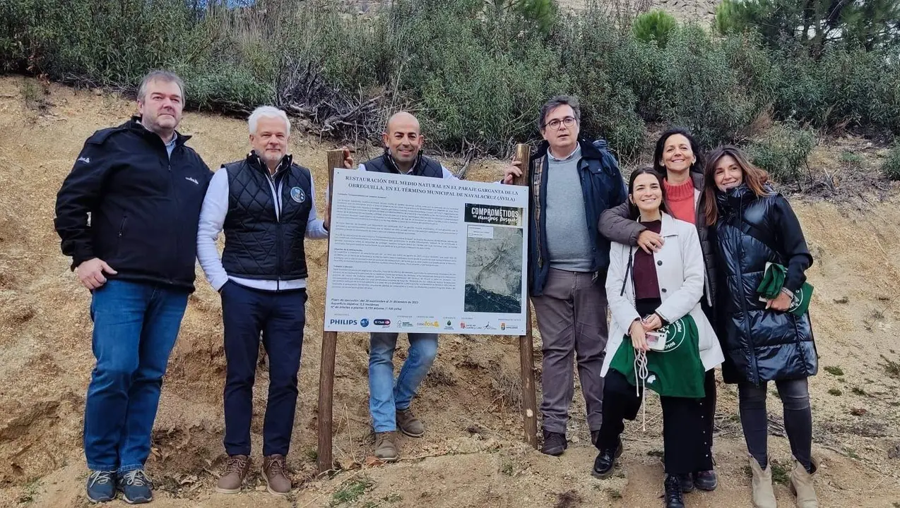 Foto de familia del arranque del proyecto de regeneración forestal en Navalacruz (Ávila)