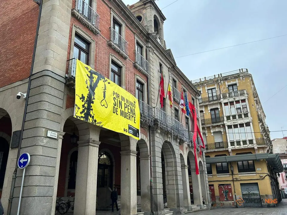 Cartel por la abolición de la pena de muerte en la fachada del Ayuntamiento de Zamora