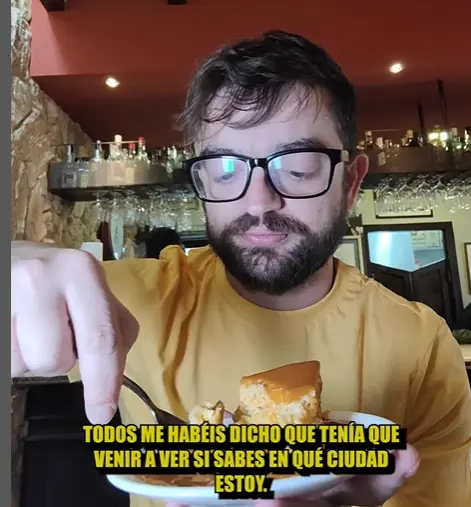 Cocituber probando la tortilla con salsa de callos del bar Chillón