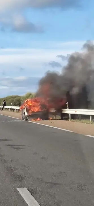 vehículo ardiendo en las carreteras de la provincia de Zamora