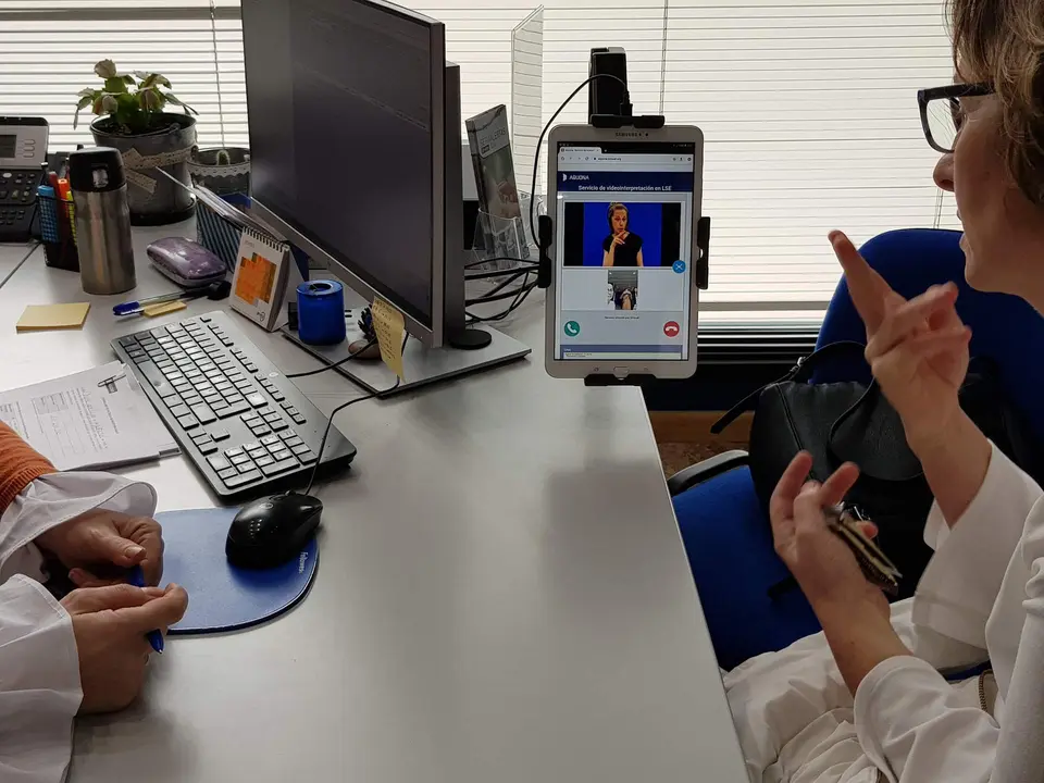 Atención presencial con el sistema de videointerpretación en unas de las oficinas de Aquona