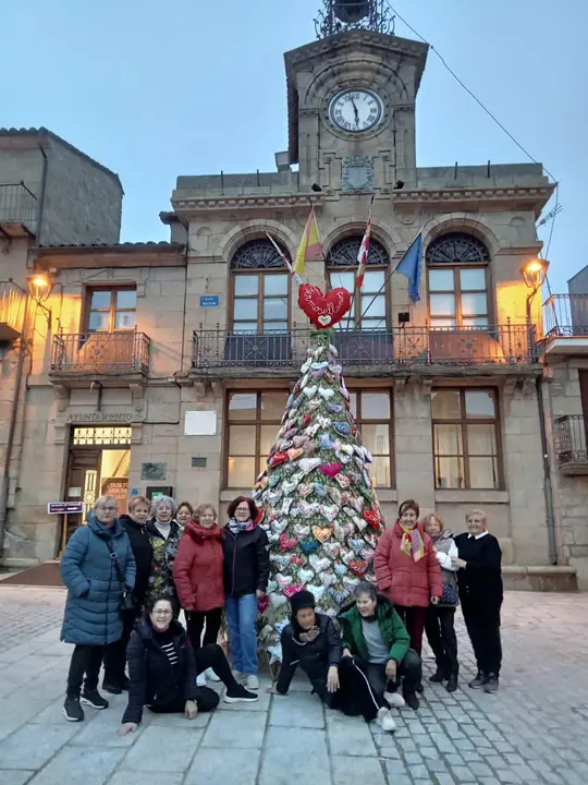 Mujeres de la asociación de Fermoselle con su árbol