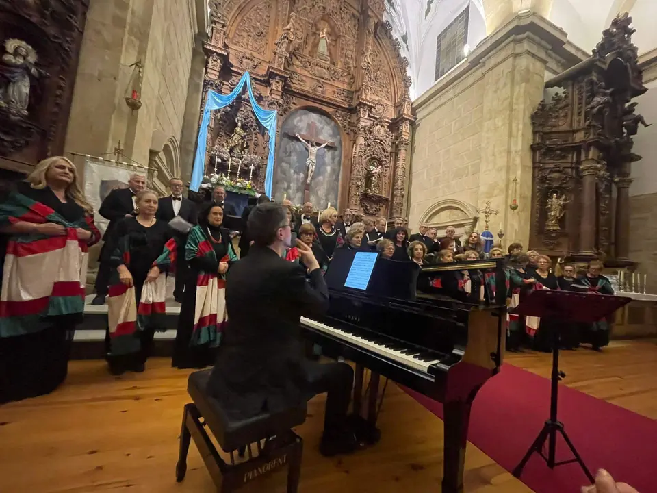 Coral Amigos de la Ópera en un concierto junto a Luis Santana en la iglesia de Moraleja del Vino