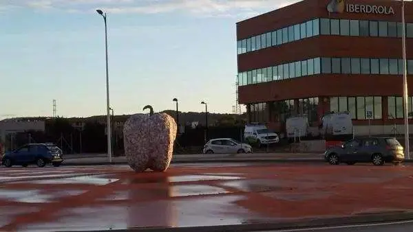 La figura, de dos metros y medio de altura, está forrada de billetes.. Imagen ILeón