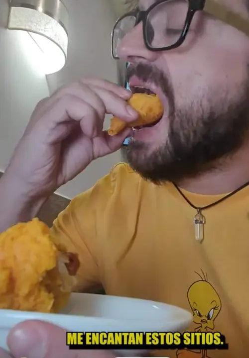 el creador de contenido probando el figón de el Bar Caballero de Zamora