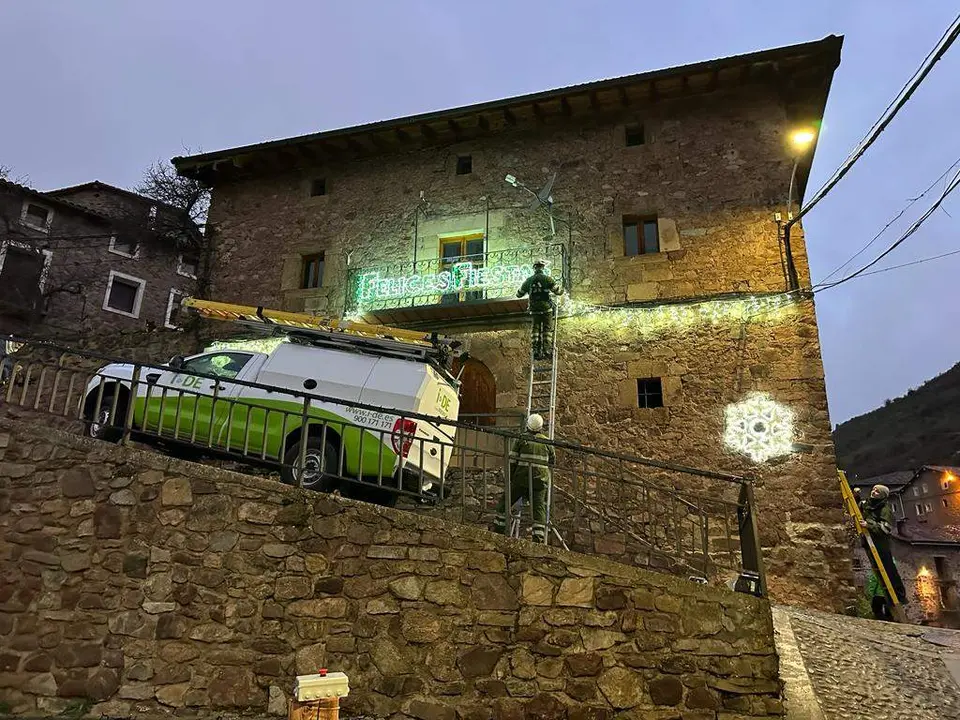 2023-12.- i-DE prepara el encendido navideño en Montenegro de Cameros- Iberdrola