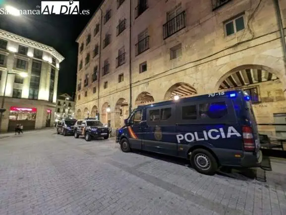 Despliegue de vehículos de la Policía Nacional en la Nochevieja Universitaria. Vía Salamancartvaldia.es