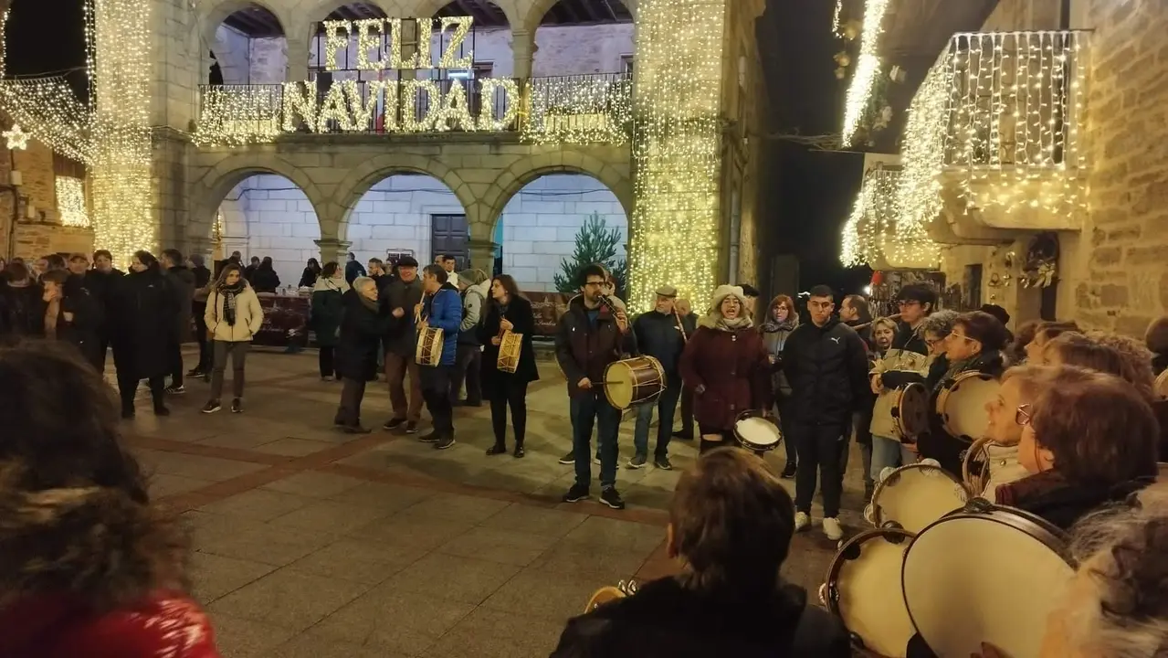 La Escuela de Folklore Sanabria durante el encendido de luces de La Alberca
