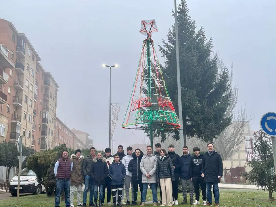 los alumnos del IES Los Sauces de Benavente coloca elementos decorativos