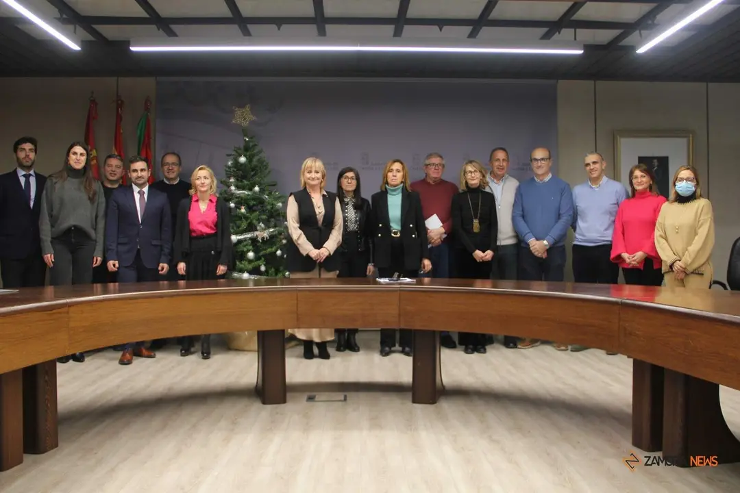 La delegada territorial, Leticia García, junto a los responsables de área del Servicio