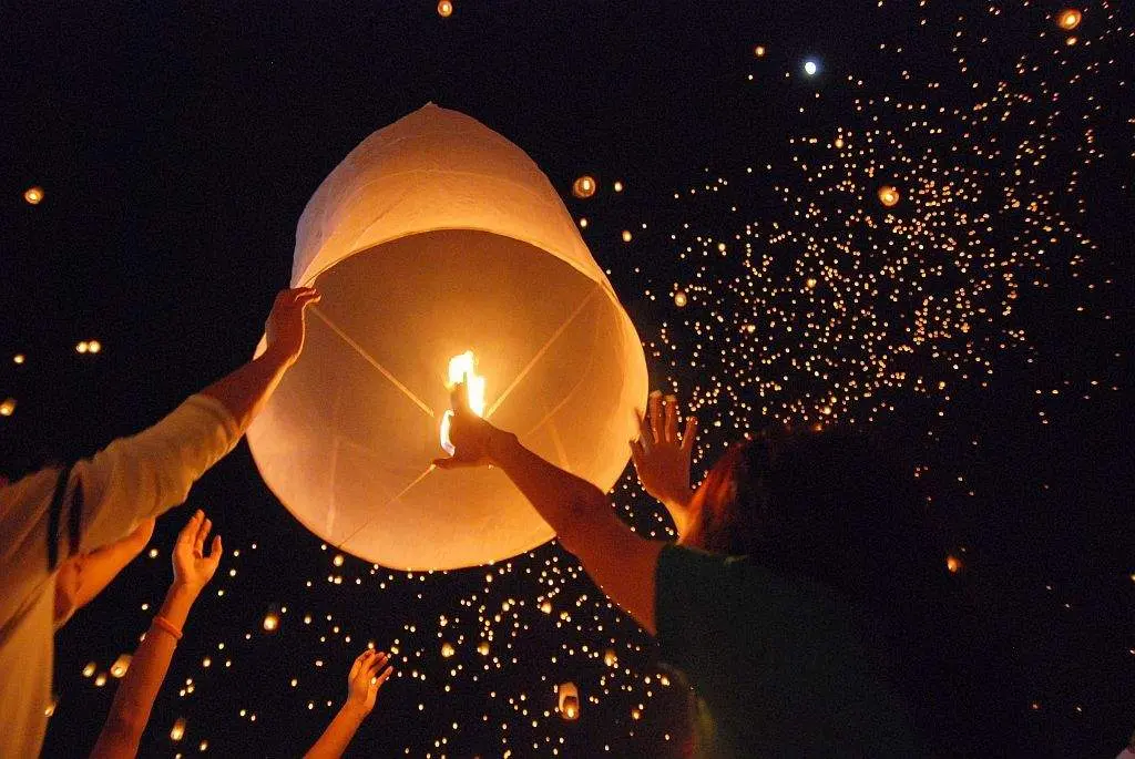 Farorillos de papel en el cielo