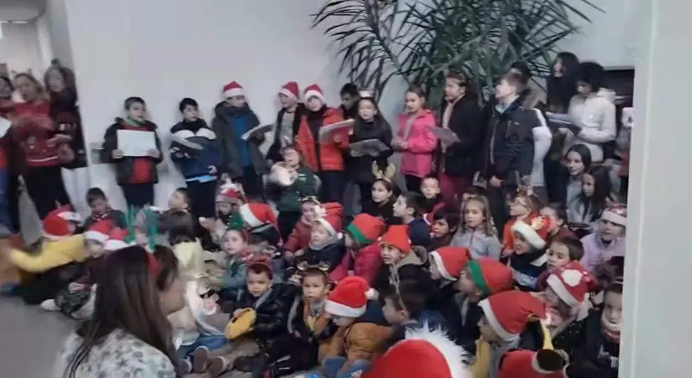 Alumnos del CEIP El Tera cantan villancicos en  la Residencia de Mayores