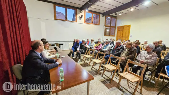 encuentro entre mayores y la alcaldesa de Benavente. Imagen Interbenavente