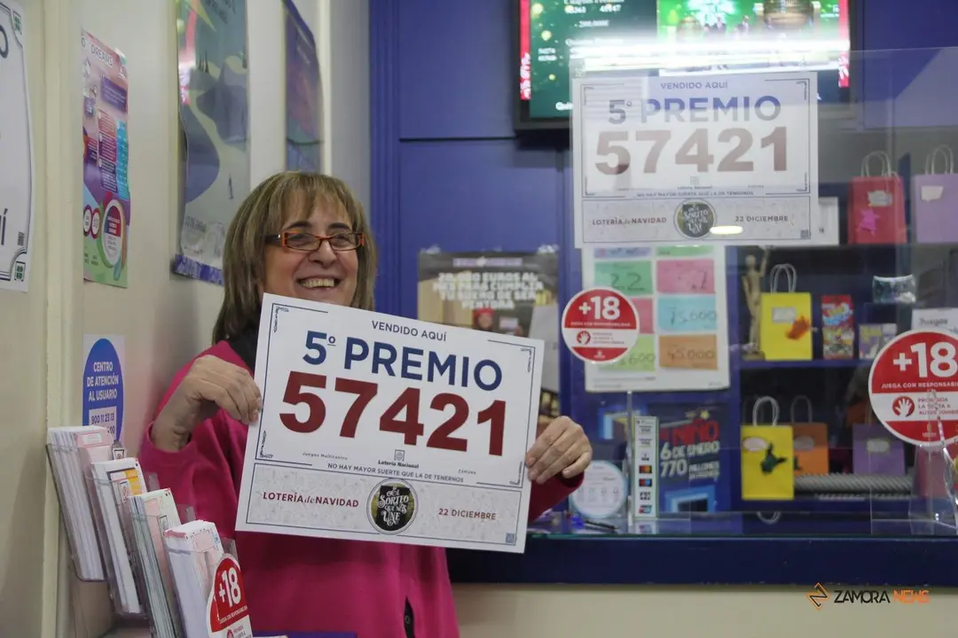Carmen Gago, receptora de Lotería en el Multicentro tres Cruces
