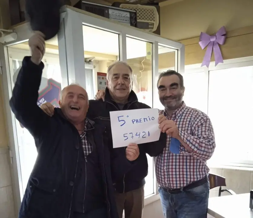 Pedro Jesús celebra uno de los quintos premios expedido en la máquina de su bar España en Castroverde de Campos