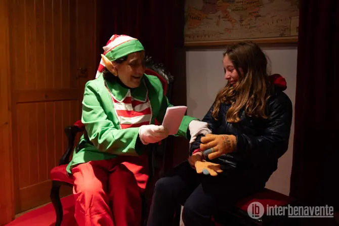 Los elfos de Papá Noel recogen las cartas de los niños benaventanos. Fotografía: Interbenavente.es