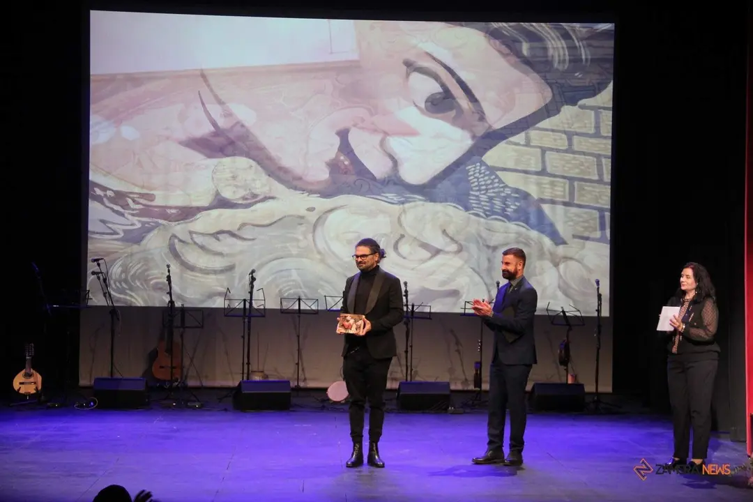 La Agrupación Belenista La Morana entrega su condecoración al artista toresano Carlos Adeva_3