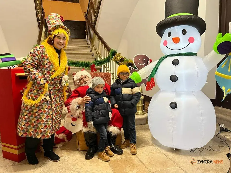 Papá Noel recibe a los más pequeños en el Ayuntamiento de Toro